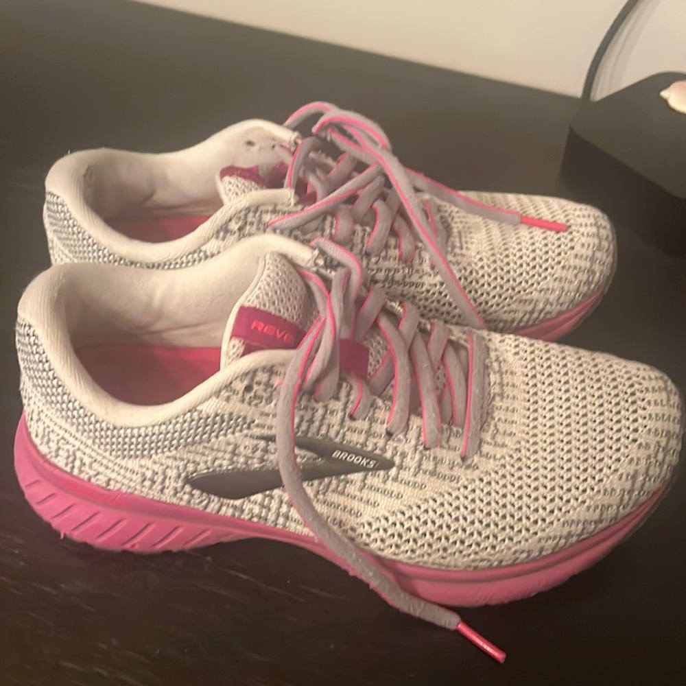 Women’s brooks